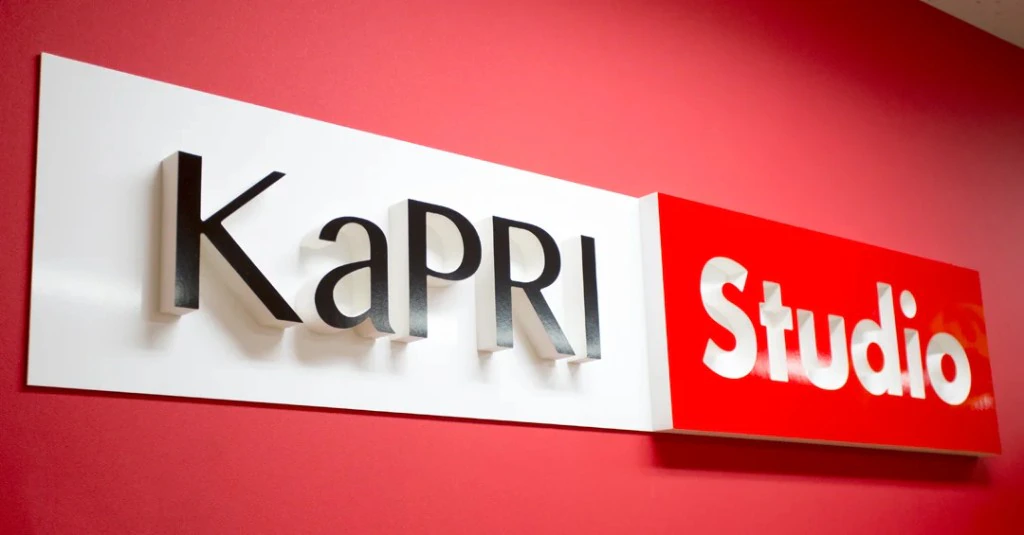 KaPRI Studioの立体ロゴ看板